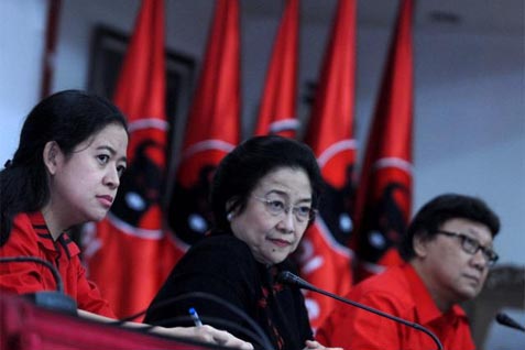 Tjahjo Kumolo (paling kanan) bersama Megawati Soekarnoputri (tengah) dan Puan Maharani (kiri)